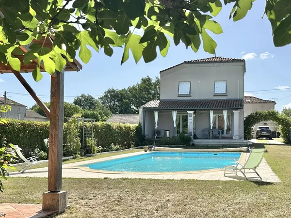 Superbe maison rénovée avec piscine, à proximité de Mansle