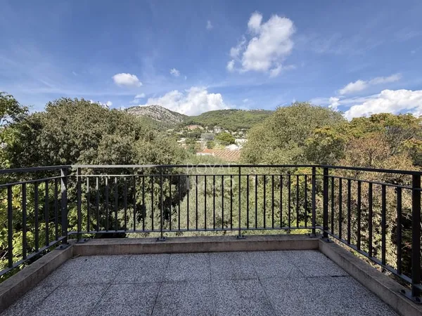 TOULON EST BAS ORTOLAN T3 DERNIER ETAGE + TERRASSE + PARKING