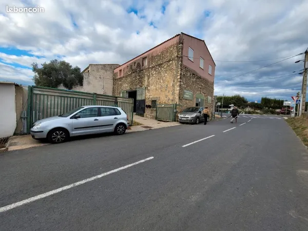 Local commercial ou artisanal 126m2 + cour privative 160 m2