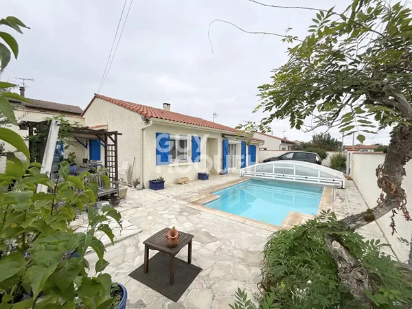 Maison de plain-pied T5 de 119 m2 sur une parcelle de 492 m2 avec piscine