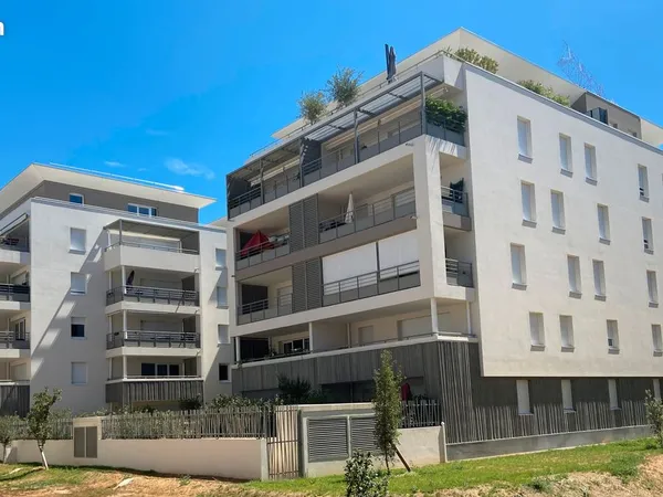 Avec une belle terrasse pour profiter du soleil...