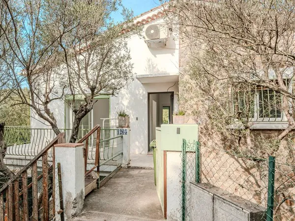 Villa, 2 appartements indépendants, jardin & 2 garages - Toulon
