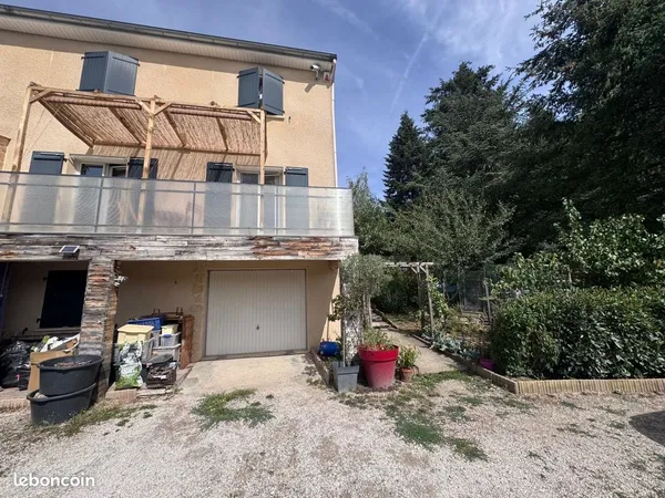 À Vendre-Charmante maison mitoyenne 5 pièces avec garage et extérieur