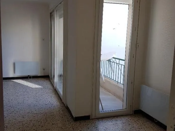Dans petit immeuble proche du centre ville