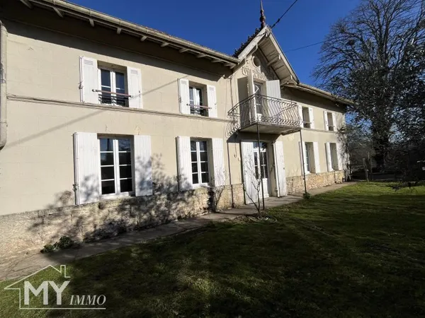 BLAYE : Maison de caractère sur 13 000m² de terrain.
