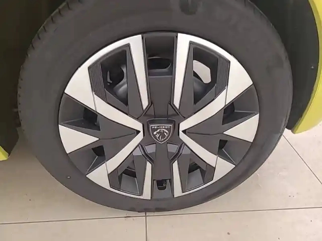 Peugeot 208 hybrid 100 e-dcs6 — photo 13