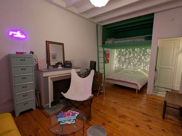 Grand studio refait à neuf - Championnet