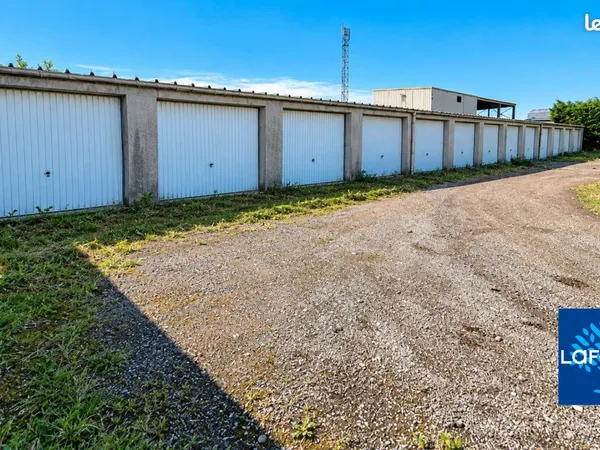 Parking/box 13 pièces 200 m²