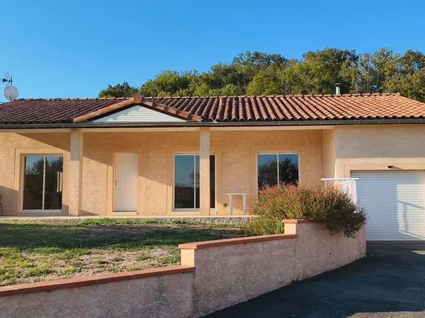 A louer maison T4 de 110 m² très lumineuse avec grande terrasse sur un terrain arboré et clôturé de 