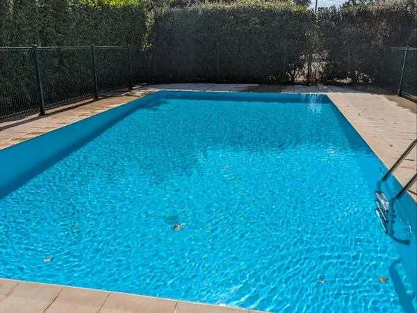 T3 meublé climatisé Barrière de Paris dans résidence calme avec piscine libre octobre