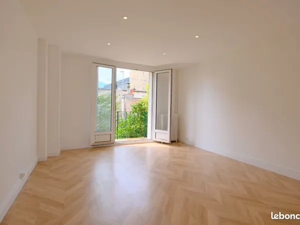 Suresnes Centre-Ville / Mairie - 3 pièces 72 m² cave et box - Entièrement rénové à neuf