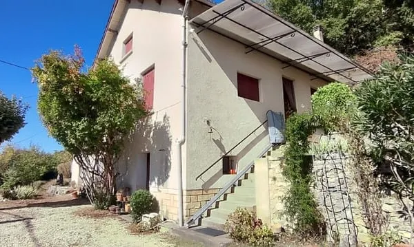 MAISON 2 CHAMBRES + T2 INDEPENDANT + 2 GARAGES + CAVE + ETC.....LE TOUT SUR UN TERRAIN DE 5 847M² A 