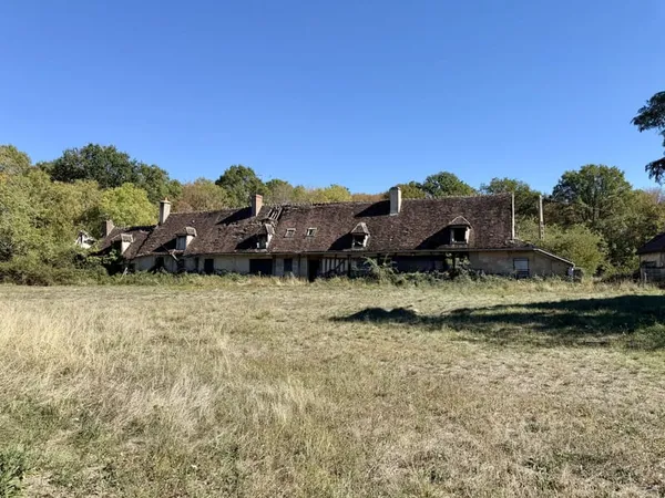 A BLÉNEAU, Corps de Ferme à rénover dépendances (écuries, gr