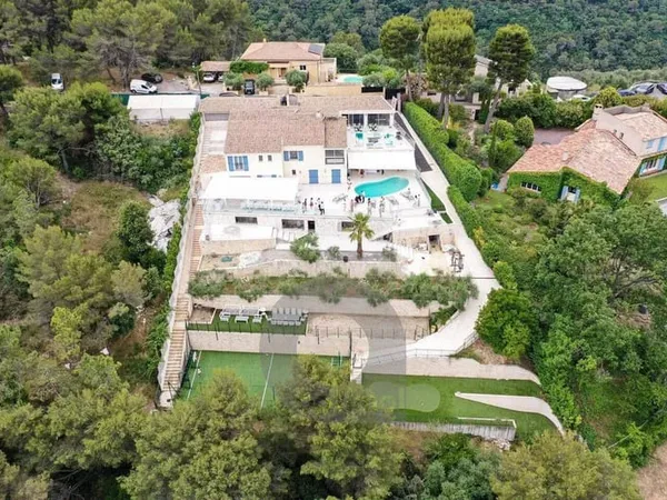 Villa 9 pièces 400 m²