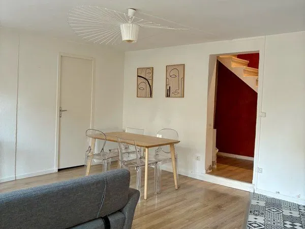 À LOUER - Maison de bourg meublée rénovée 70 m² - parking privatif