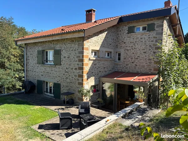 Maison familiale en pierre de 4 chambres + bureau à proximité immédiate du CENTRE de Saint-Martin-en
