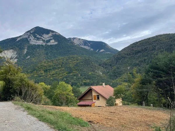 Terrain constructible 1050m2 avec permis purgé