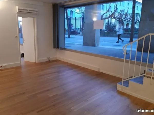 Murs de bureaux / local professionnel avec longue vitrine en intra muros