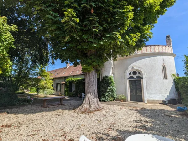 Propriété de caractère entièrement clos de murs.