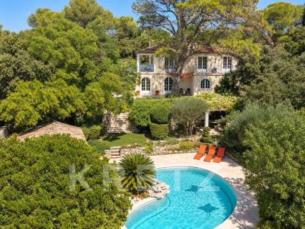 Villa avec piscine et vue dégagée