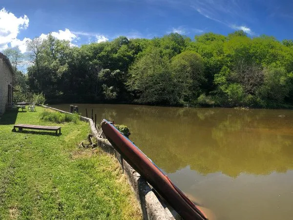 2 moulins à eau + gîtes + camping sur un domaine d'environ 3,5 ha.