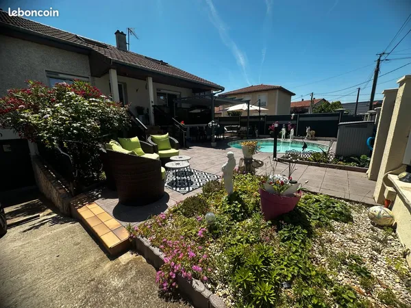Décines-beauregard - maison familiale 174 m² au sol - 6 chambres - piscine - terrain 458 m²