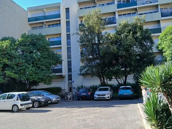 Av studio meublé ..125 000e