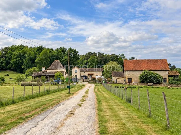 Propriété agricole avec ses granges, ses terres et prairies (35 ha) et deux étangs.