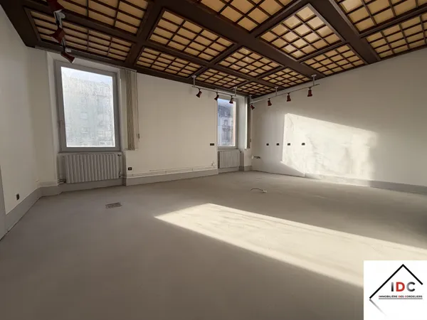 Local professionnel 7 pièces 159 m²