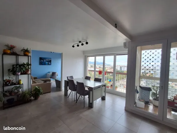 Marseille 13010 - T4/5 rénové de 88 m² - Dernier étage - Vue panoramique