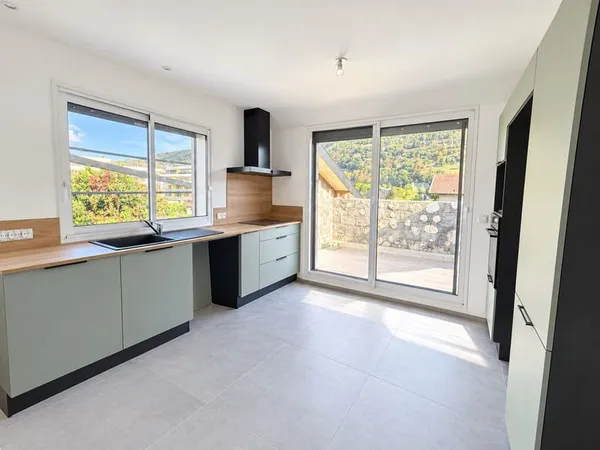 DERNIER ÉTAGE T3 BIS AVEC TERRASSE TROPÉZIENNE ET VUE DÉGA