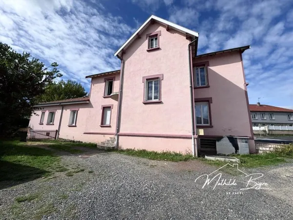 À découvrir à CHARBONNIER ensemble immobilier locatif