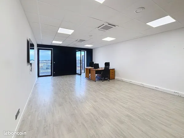 À LOUER - 2 OPEN SPACES DE 40 m² - 81 m² AU TOTAL - CINÉPOLE SAINT-JUST-SAINT-RAMBERT