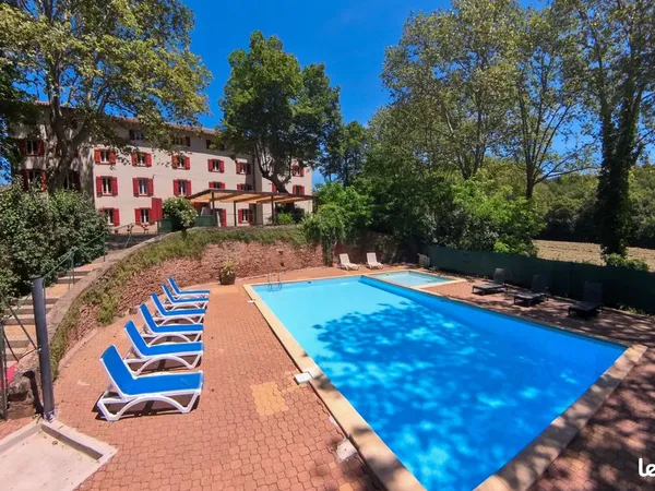 Gîte 50 pièces 1500 m²