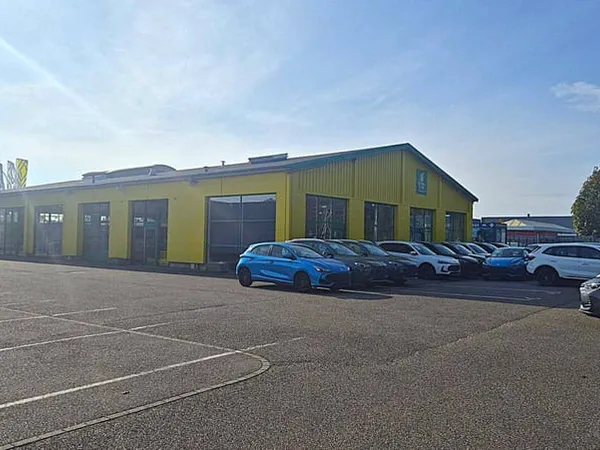 Local commercial 740 m²