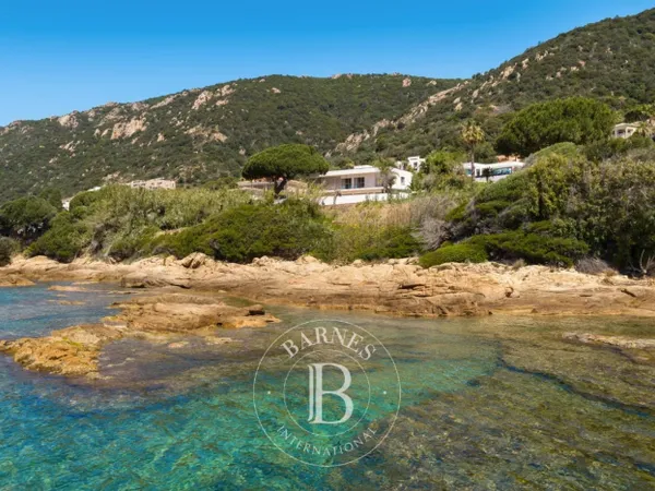 Exclusivité, Ajaccio, Route des Sanguinaires, Villa vue mer pan