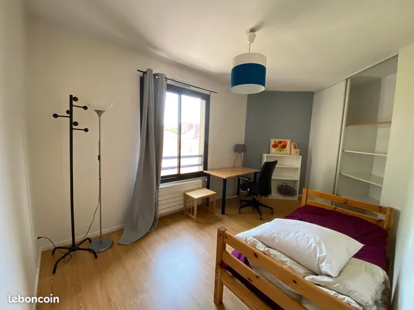 Grande chambre meublée en colocation, proche Lyon Part Dieu