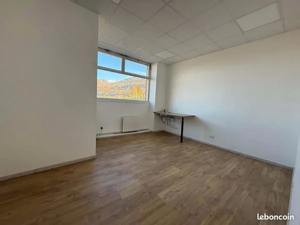 Bureaux x1 25m² et terasse sur rue passante