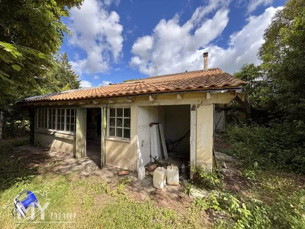 MONTACRET : Maison à rénover avec dépendances et jardin