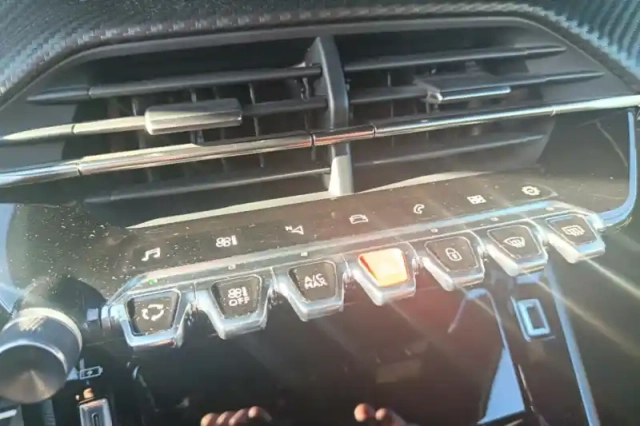 Peugeot 2008 puretech 130 s&amp;s eat8 — photo 26