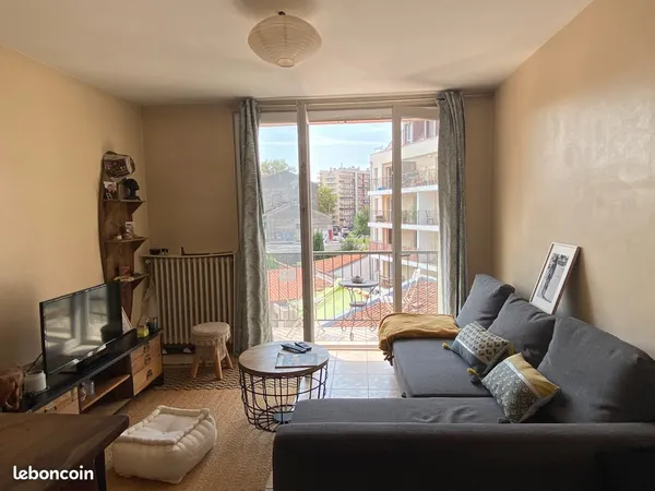 Secteur St Cyprien /Fer à Cheval ; T2 (49 m2) rénové 4eme et dernier étage traversant avec grand bal