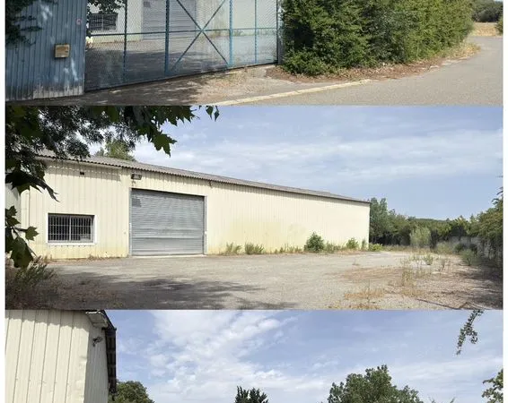 Terrain avec bâtiments