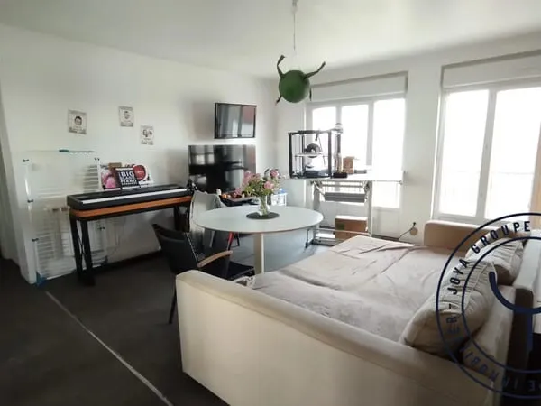 Vaste appartement avec balcon et vue sur les champs