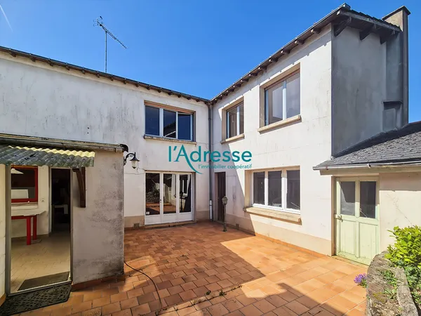 Ensemble immobilier avec terrain constructible et dépendances