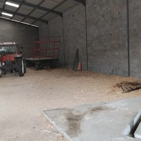 Location place sous hangar