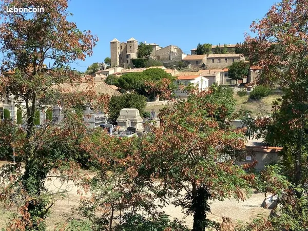 Demeure de village audoise fondée au début du 19 ième , restaurée en 1975 avec jardin arboré et pisc
