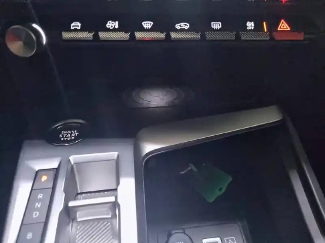 Peugeot 308 phev 180 e-eat8 — photo 25