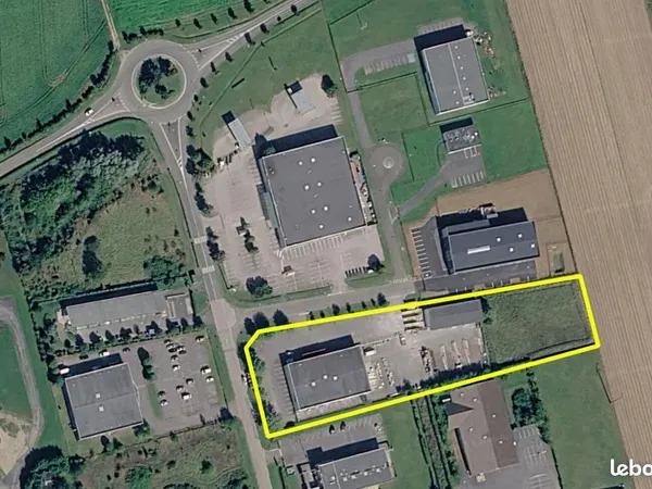 Local d'activité 1 079 m²