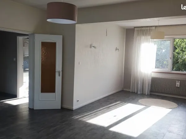 Belle maison lumineuse individuelle 4 pièces possible de faire 3 chambres en plus ainsi qu'une salle