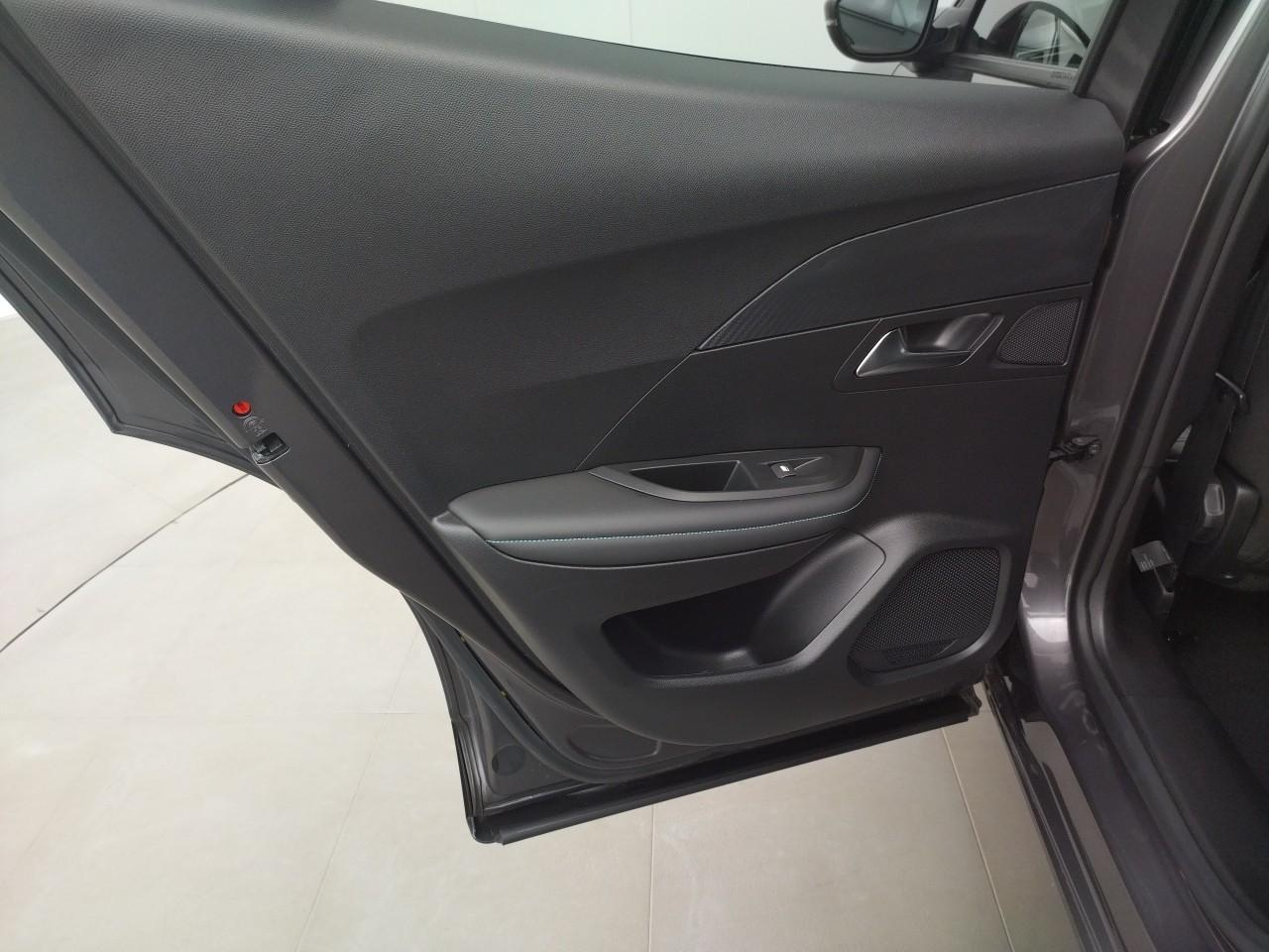 Peugeot 2008 puretech 130 s&s eat8 allure pack — photo 24